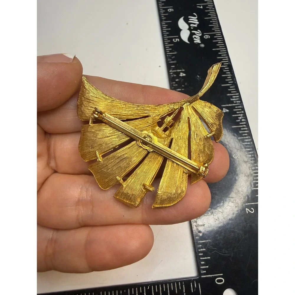 Vintage Gold Tone Textured Leaf Brooch Clear Rhinestone Accent Fan Shape Pin